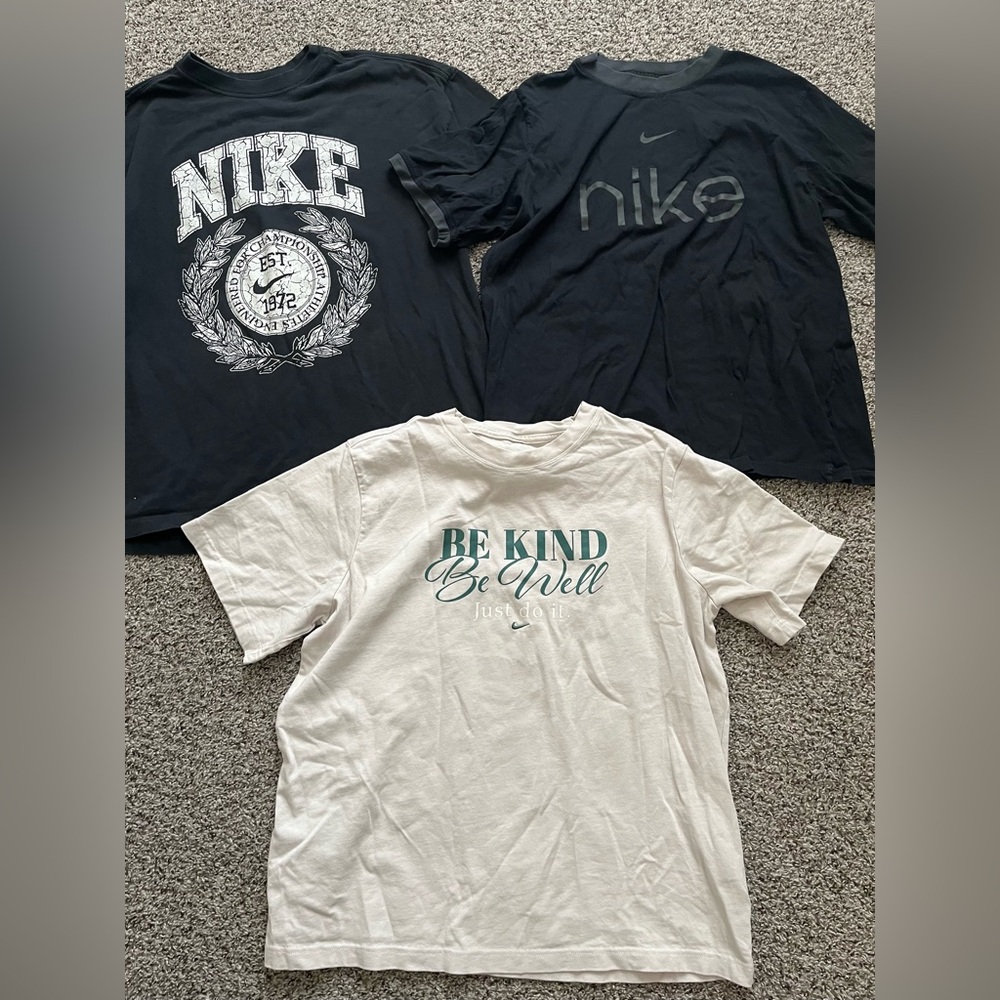 3 Nike Short Sleeve T-Shirts